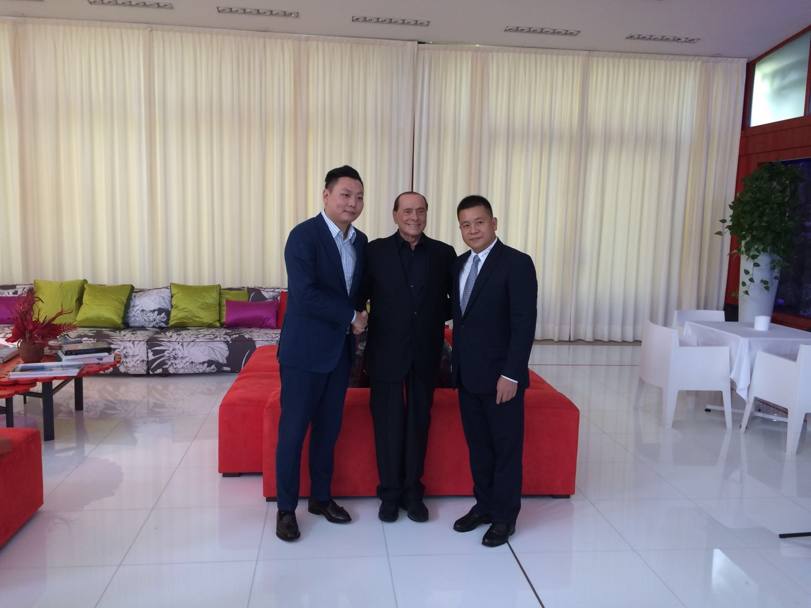 Berlusconi con Han Li (a sinistra) e Yonghong Li, a destra